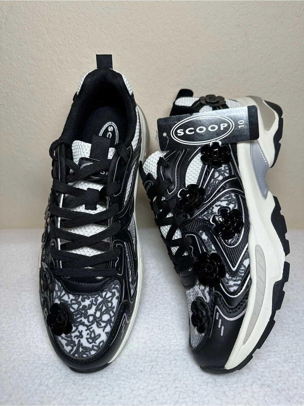 Scoop Women’s Sporty Sneakers with Flower Appliques Size 10
